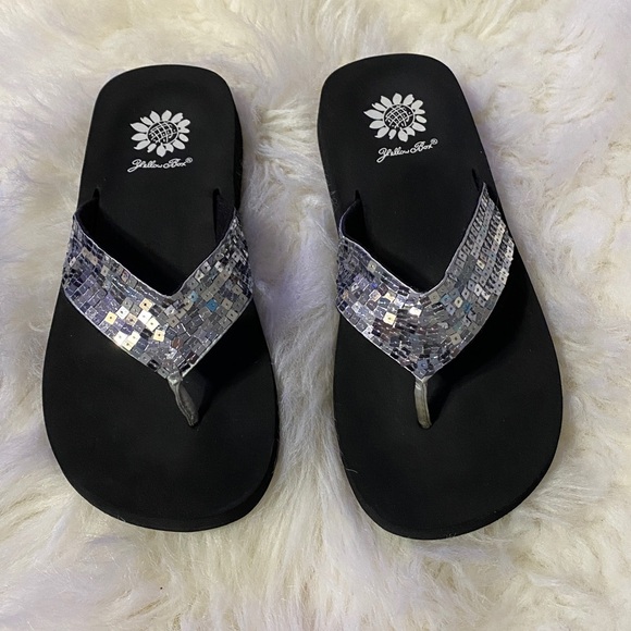 Yellow Box Black and Silver Flip Flops, size 6 EUC - Picture 7 of 13
